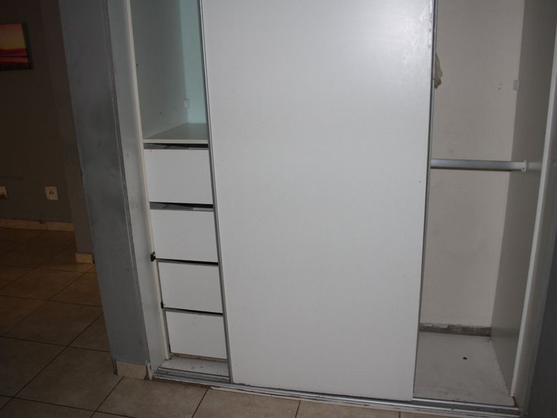 Bright 2 bed retreat in Jabulani, Soweto - Photo 10