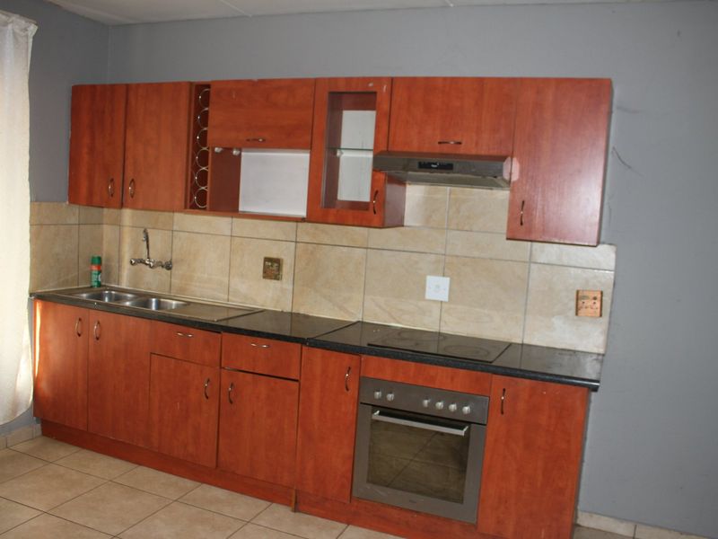 Bright 2 bed retreat in Jabulani, Soweto - Photo 4