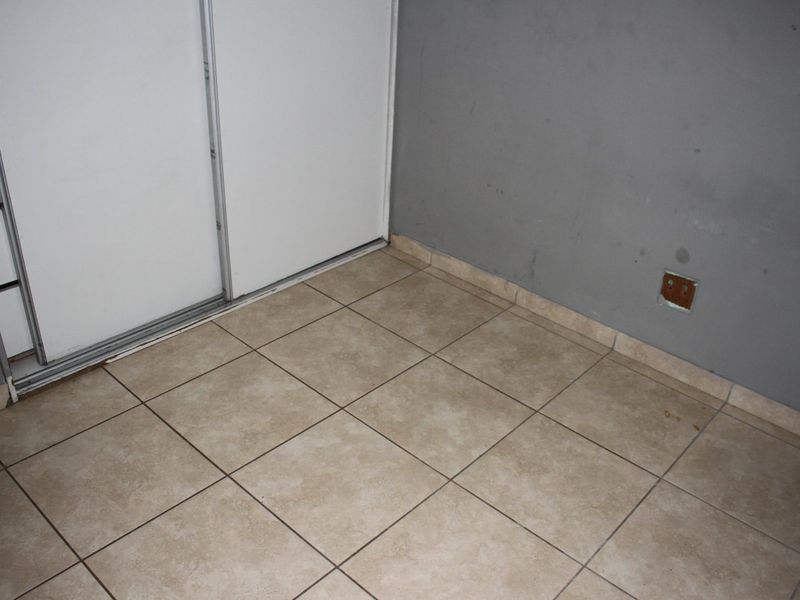 Bright 2 bed retreat in Jabulani, Soweto - Photo 8