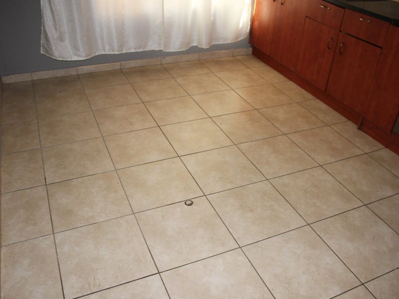 Bright 2 bed retreat in Jabulani, Soweto - Photo 6