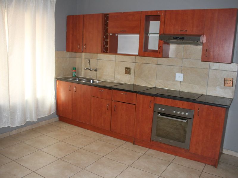 Bright 2 bed retreat in Jabulani, Soweto - Photo 5