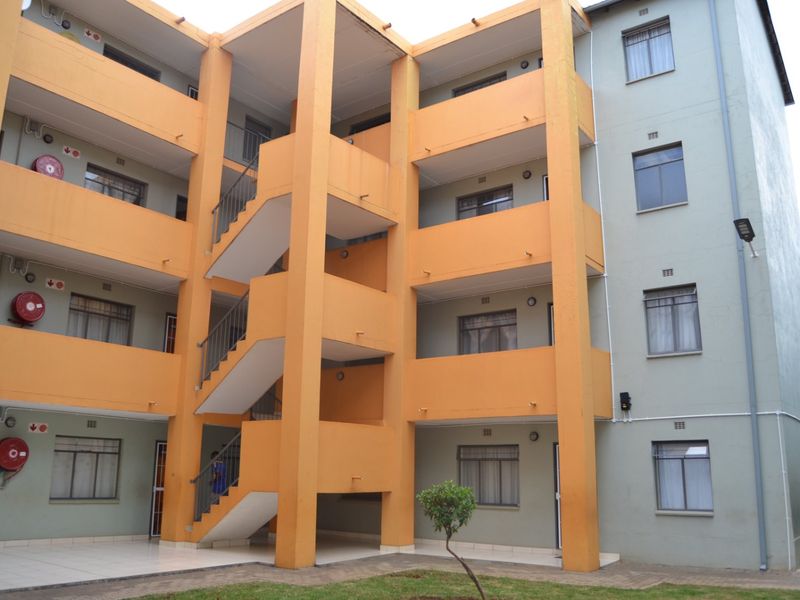 Bright 2 bed retreat in Jabulani, Soweto - Photo 2
