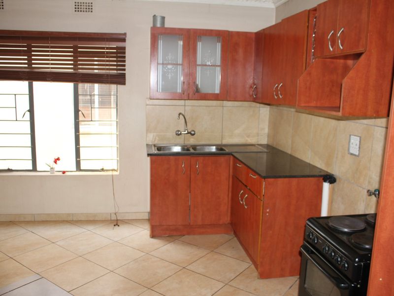 Bright 3 bed flat in Jabulani Soweto - Photo 4