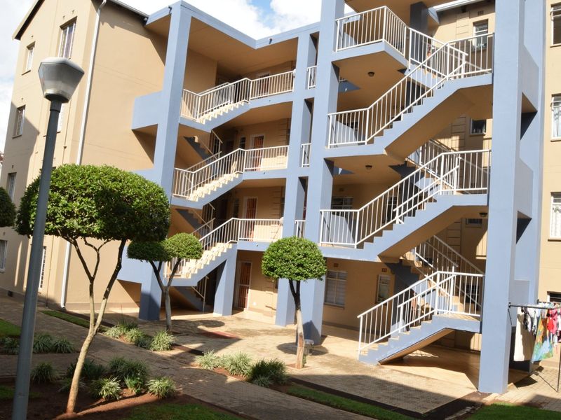Bright 3 bed flat in Jabulani Soweto - Photo 1
