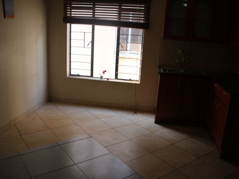 Bright 3 bed flat in Jabulani Soweto - Photo 5