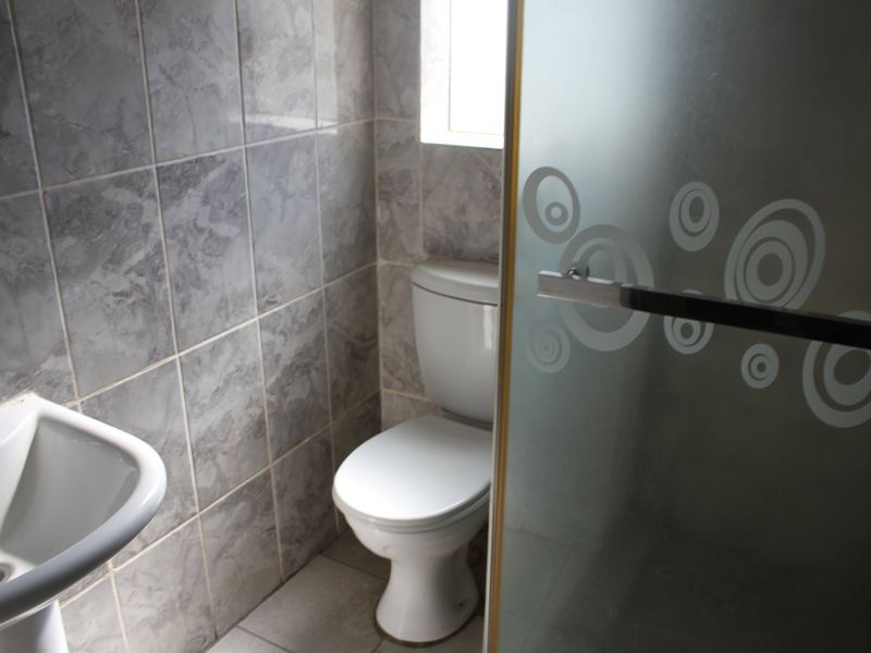 Bright 3 bed flat in Jabulani Soweto - Photo 8