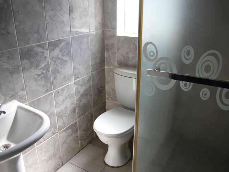Bright 3 bed flat in Jabulani Soweto - Photo 9