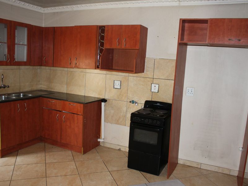 Bright 3 bed flat in Jabulani Soweto - Photo 6