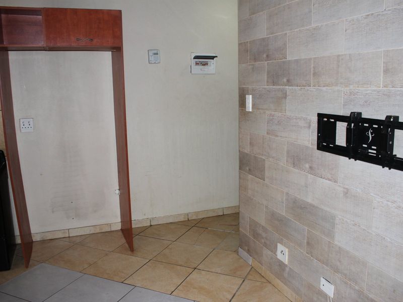 Bright 3 bed flat in Jabulani Soweto - Photo 7