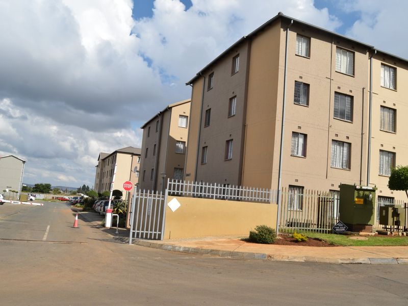 Bright 3 bed flat in Jabulani Soweto - Photo 3