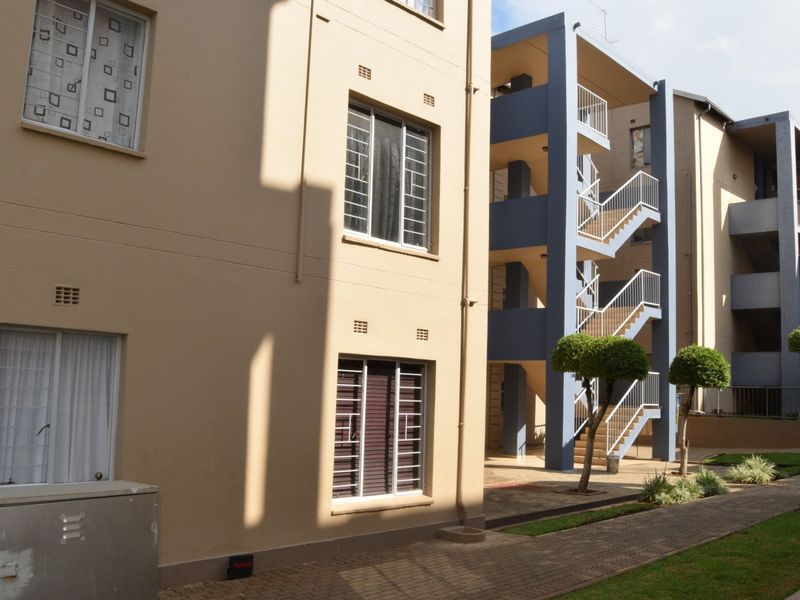 Bright 3 bed flat in Jabulani Soweto - Photo 2