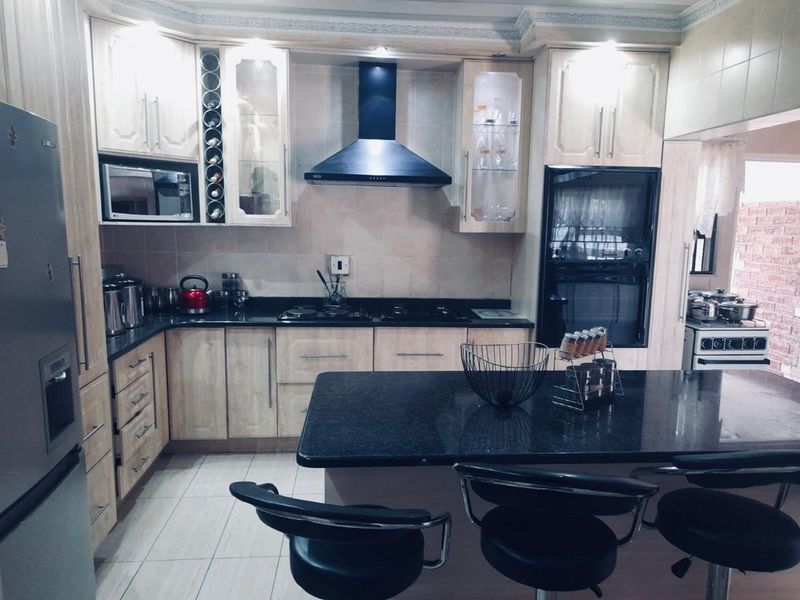 Magnificent 6-Bedroom Family Home with Exceptional Space and Luxury Features - Photo 2
