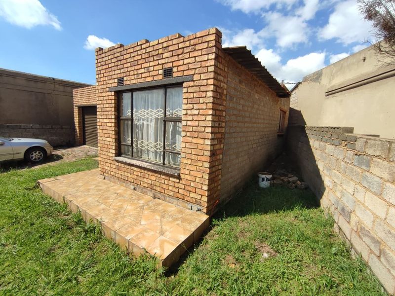 HOUSE FOR SALE IN TSAKANE  - Photo 2