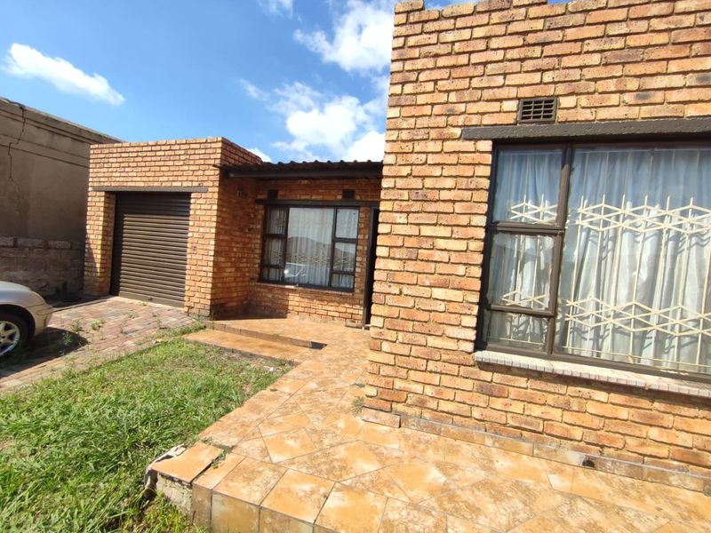 HOUSE FOR SALE IN TSAKANE  - Photo 4