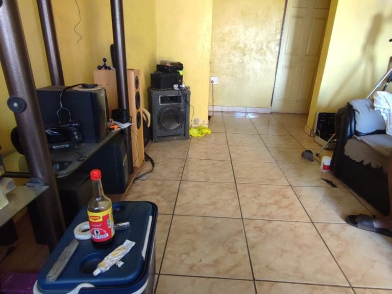 HOUSE FOR SALE IN TSAKANE  - Photo 9