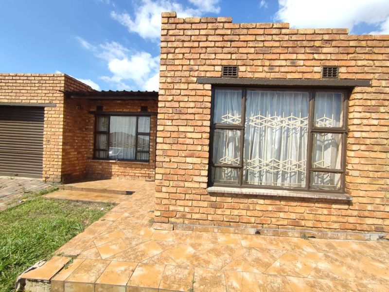 HOUSE FOR SALE IN TSAKANE  - Photo 1