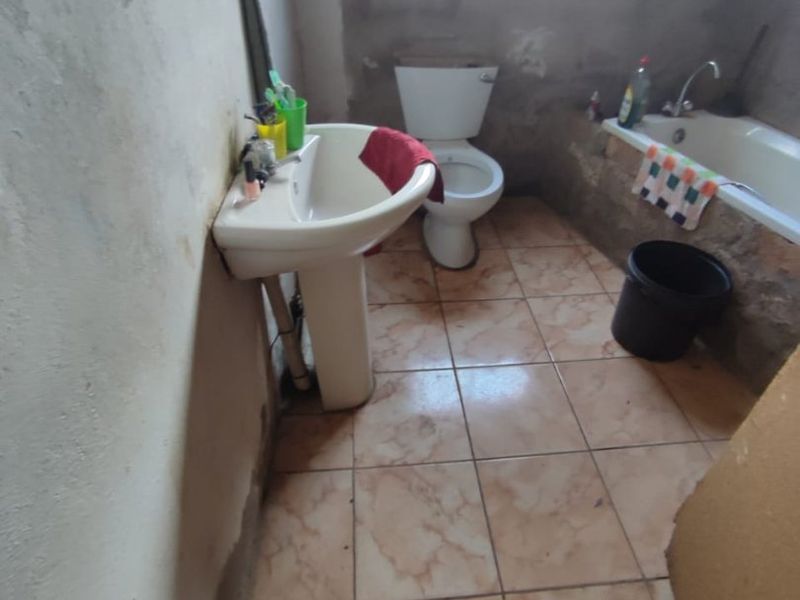 HOUSE FOR SALE IN TSAKANE  - Photo 5