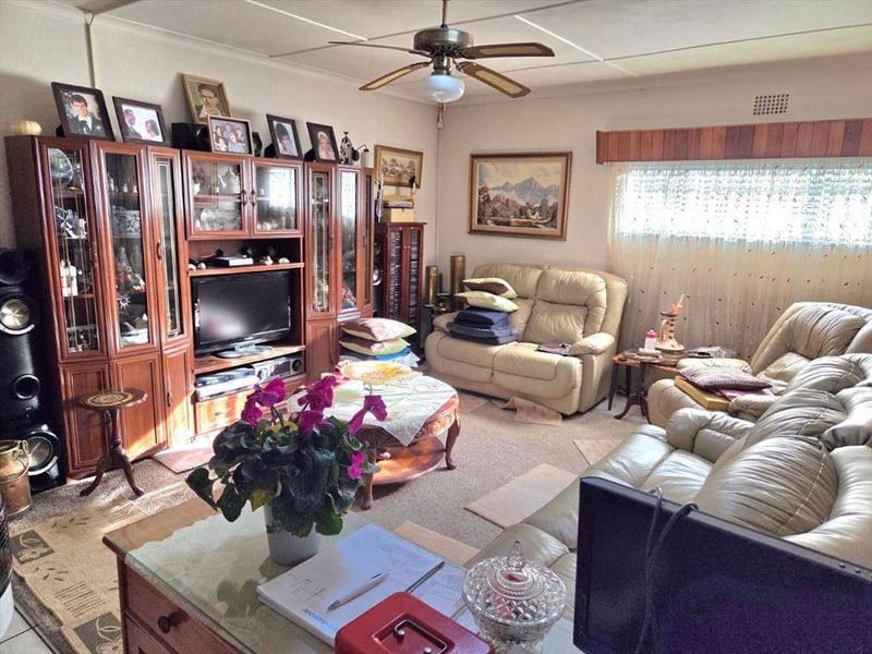 Spacious Family Home With Two Granny Flats - Photo 2