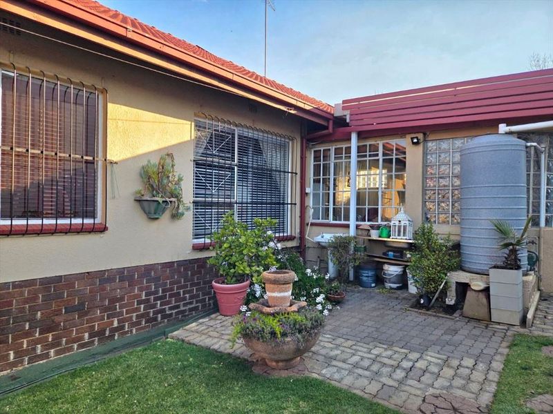 Spacious Family Home With Two Granny Flats - Photo 3