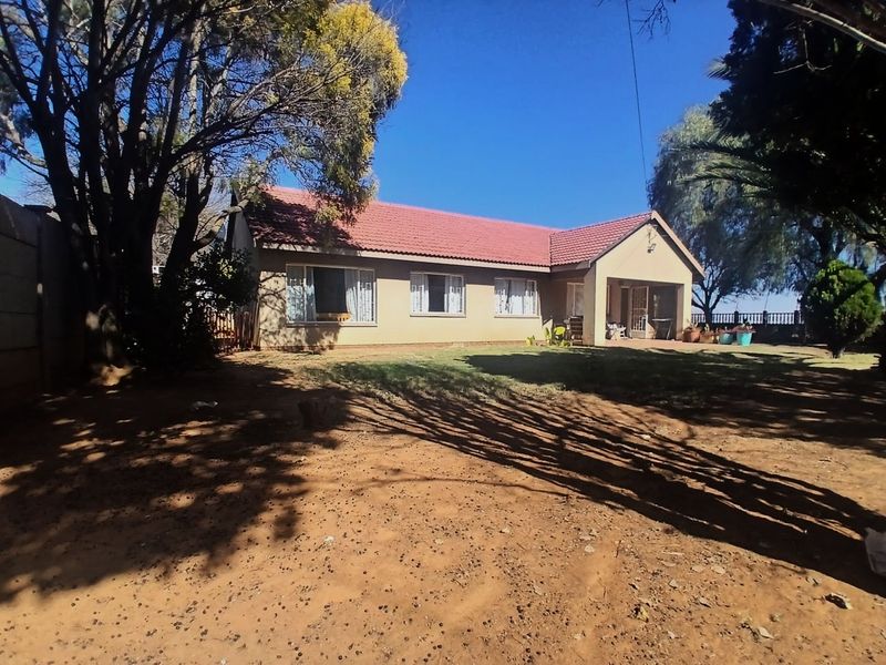 Spacious Family Home with open plan Flatlet in Stilfontein Extension 4 - Photo 1