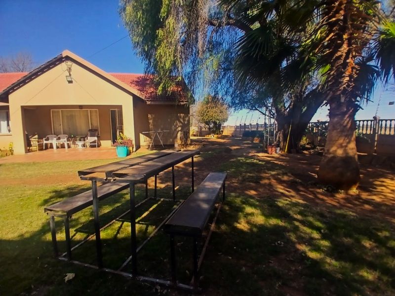 Spacious Family Home with open plan Flatlet in Stilfontein Extension 4 - Photo 2