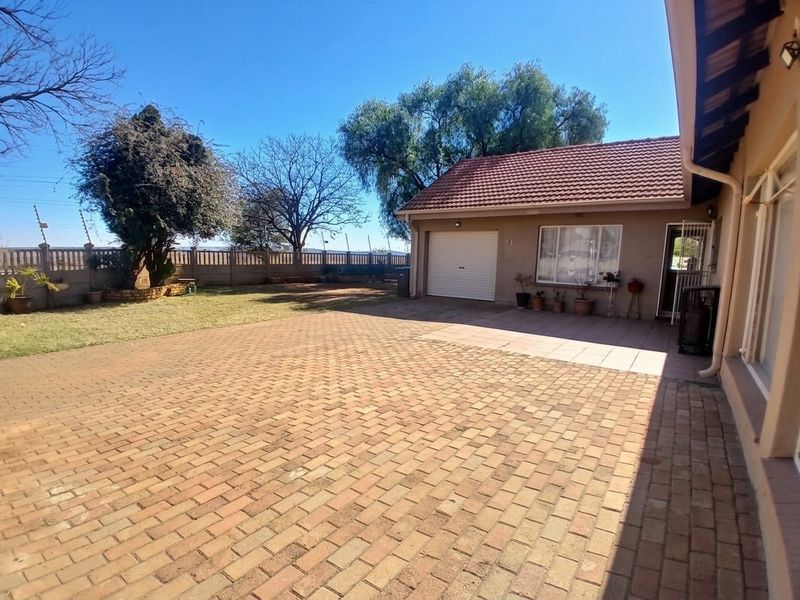 Spacious Family Home with open plan Flatlet in Stilfontein Extension 4 - Photo 5