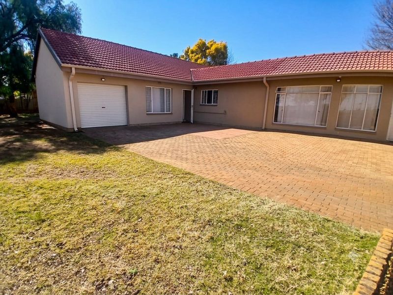 Spacious Family Home with open plan Flatlet in Stilfontein Extension 4 - Photo 4