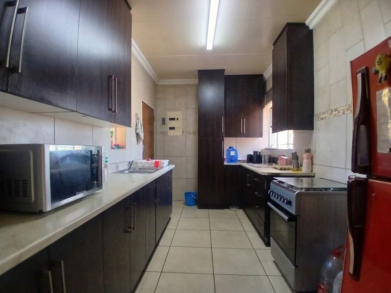 Spacious Family Home with open plan Flatlet in Stilfontein Extension 4 - Photo 8