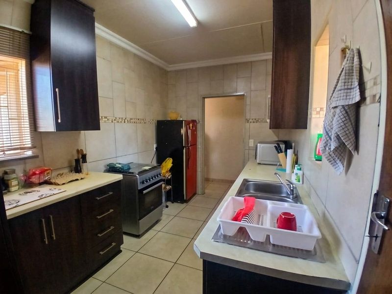 Spacious Family Home with open plan Flatlet in Stilfontein Extension 4 - Photo 7