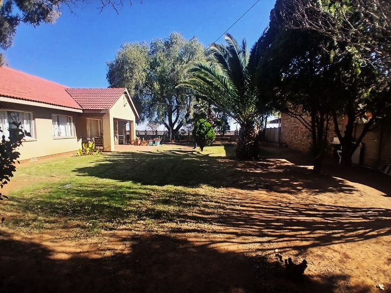 Spacious Family Home with open plan Flatlet in Stilfontein Extension 4 - Photo 6