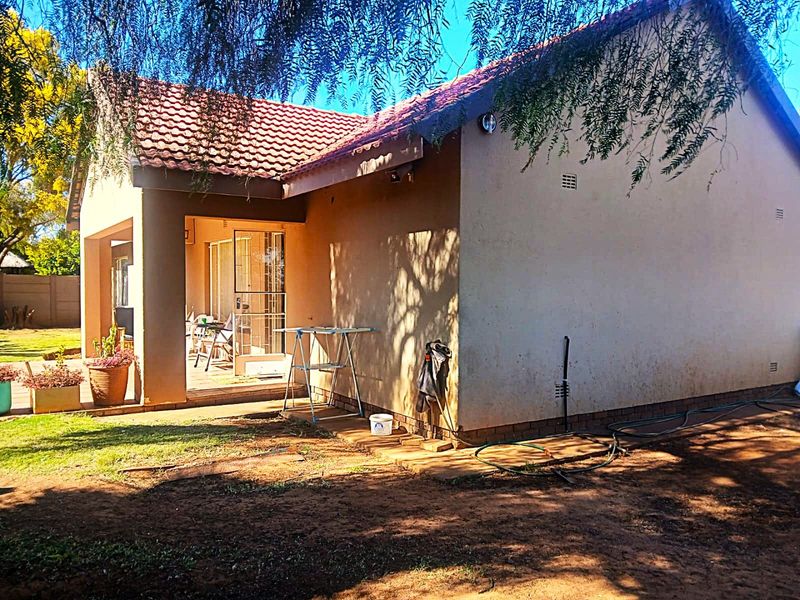 Spacious Family Home with open plan Flatlet in Stilfontein Extension 4 - Photo 3