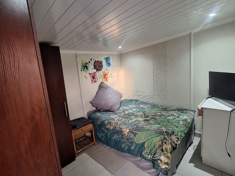 Spacious 3-Bedroom Seperate Entrance on a Large Property - Photo 10