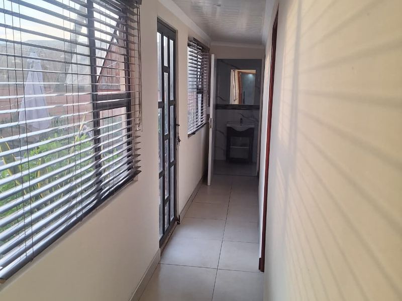 Spacious 3-Bedroom Seperate Entrance on a Large Property - Photo 7