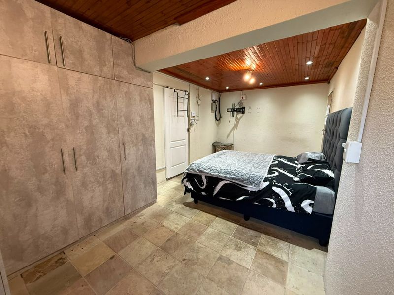 Spacious 3-Bedroom Seperate Entrance on a Large Property - Photo 6