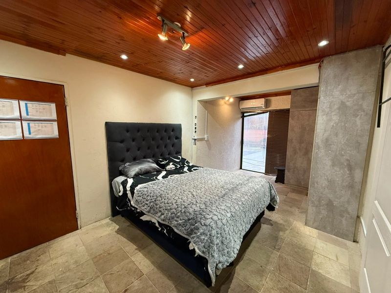 Spacious 3-Bedroom Seperate Entrance on a Large Property - Photo 5