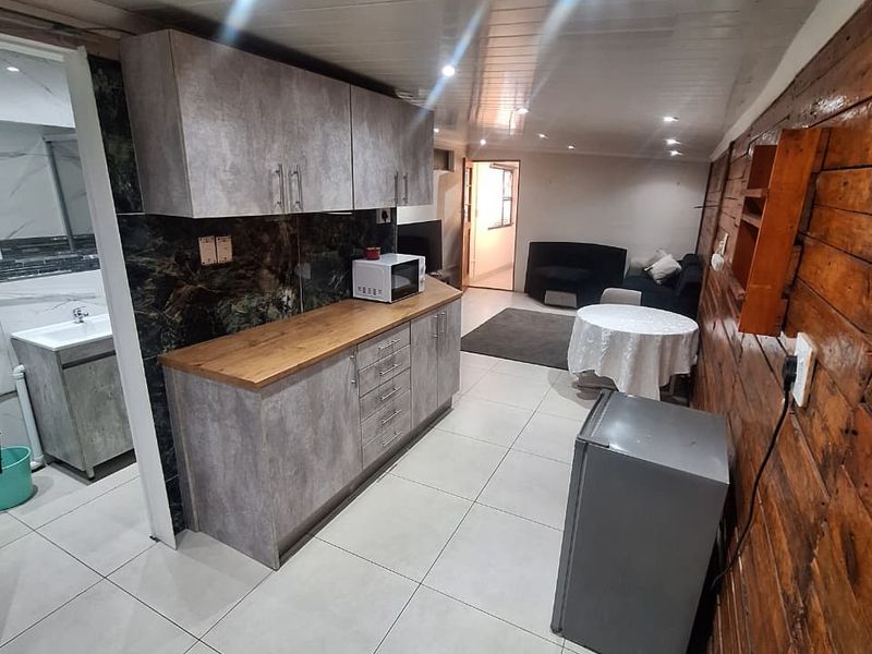 Spacious 3-Bedroom Seperate Entrance on a Large Property - Photo 1