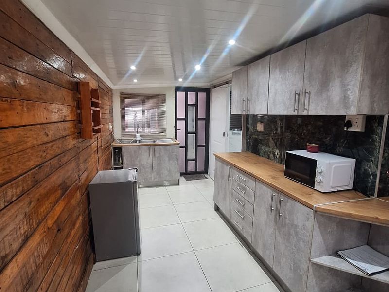 Spacious 3-Bedroom Seperate Entrance on a Large Property - Photo 3