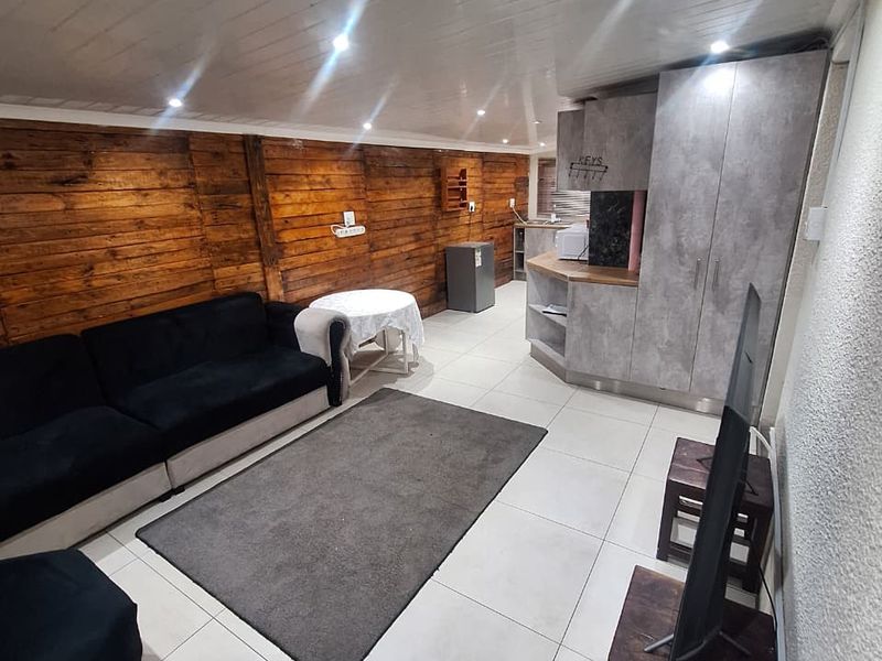 Spacious 3-Bedroom Seperate Entrance on a Large Property - Photo 2
