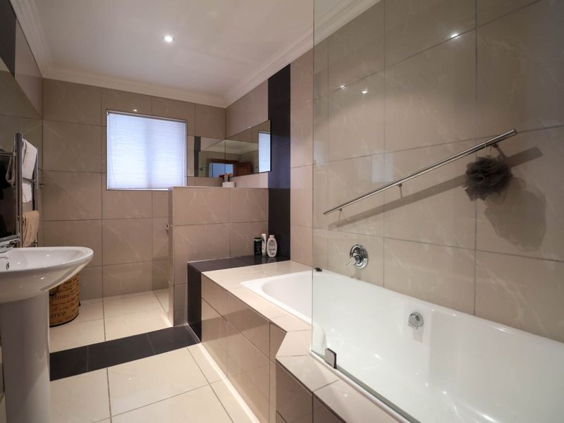 Spacious Family Home with Golf Course, Valley and Lagoon Views - Photo 10