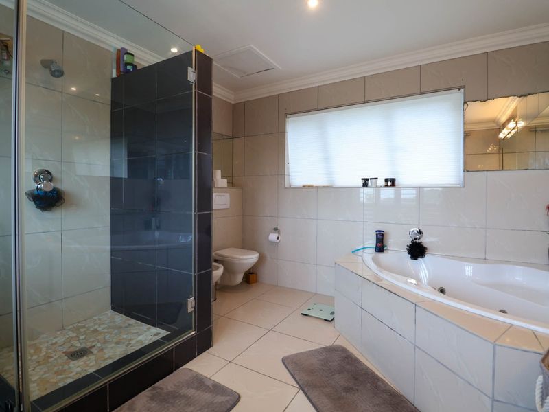 Spacious Family Home with Golf Course, Valley and Lagoon Views - Photo 9