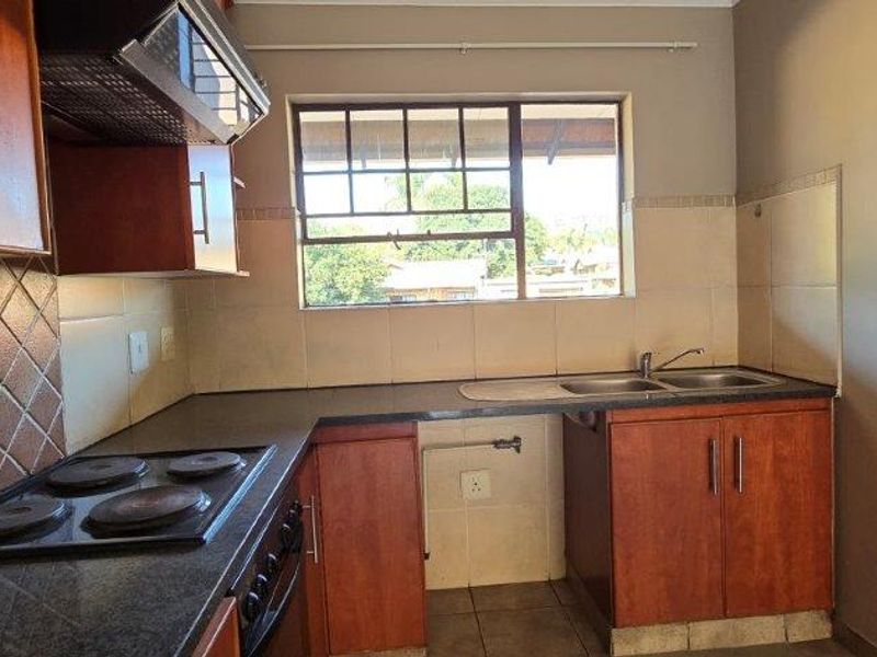 Chic 2 Bed Townhouse  in Magalieskruin, Pretoria - Photo 5