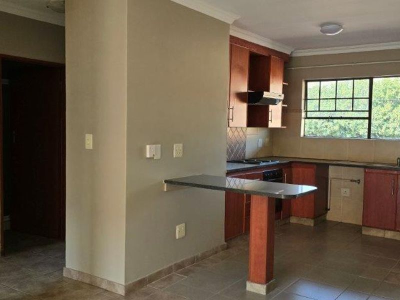 Chic 2 Bed Townhouse  in Magalieskruin, Pretoria - Photo 4