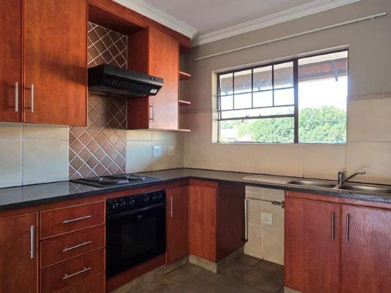Chic 2 Bed Townhouse  in Magalieskruin, Pretoria - Photo 1
