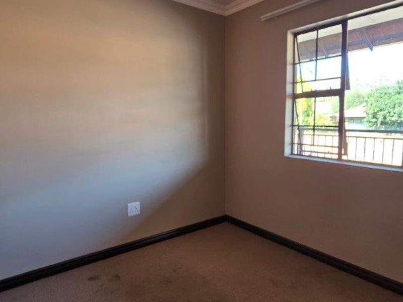 Chic 2 Bed Townhouse  in Magalieskruin, Pretoria - Photo 6