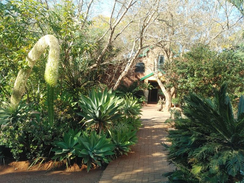 Luxury 1.0225ha Lifestyle Smallholding with Flatlet, Workshop & Exceptional Entertainment Areas - Photo 4