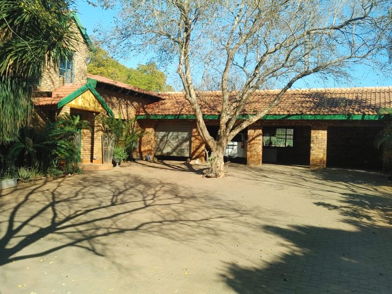 Luxury 1.0225ha Lifestyle Smallholding with Flatlet, Workshop & Exceptional Entertainment Areas - Photo 2