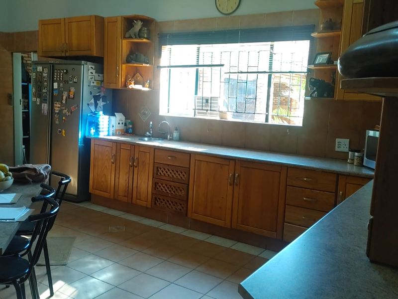Luxury 1.0225ha Lifestyle Smallholding with Flatlet, Workshop & Exceptional Entertainment Areas - Photo 10