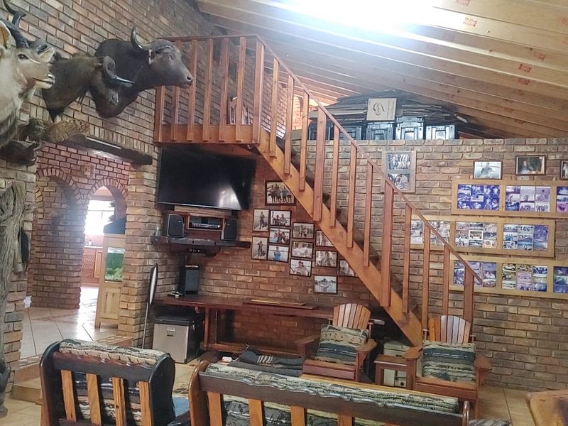 Luxury 1.0225ha Lifestyle Smallholding with Flatlet, Workshop & Exceptional Entertainment Areas - Photo 6