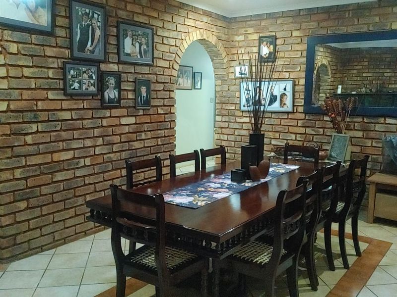Luxury 1.0225ha Lifestyle Smallholding with Flatlet, Workshop & Exceptional Entertainment Areas - Photo 5