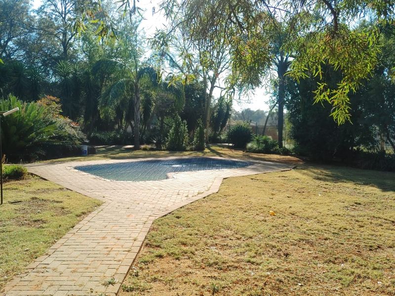 Luxury 1.0225ha Lifestyle Smallholding with Flatlet, Workshop & Exceptional Entertainment Areas - Photo 3